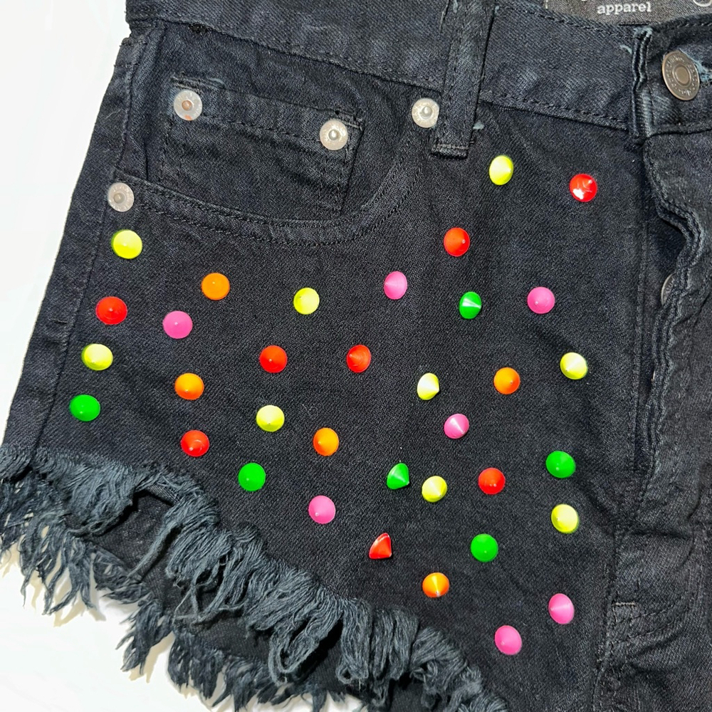 Together Apparel Women’s Studded Denim Shorts Size S Black Multi-color rave - Picture 6 of 10